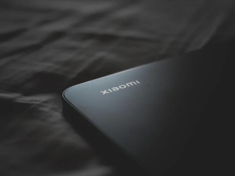 Xiaomi telefonun arka kapak ve marka ayrıntısı